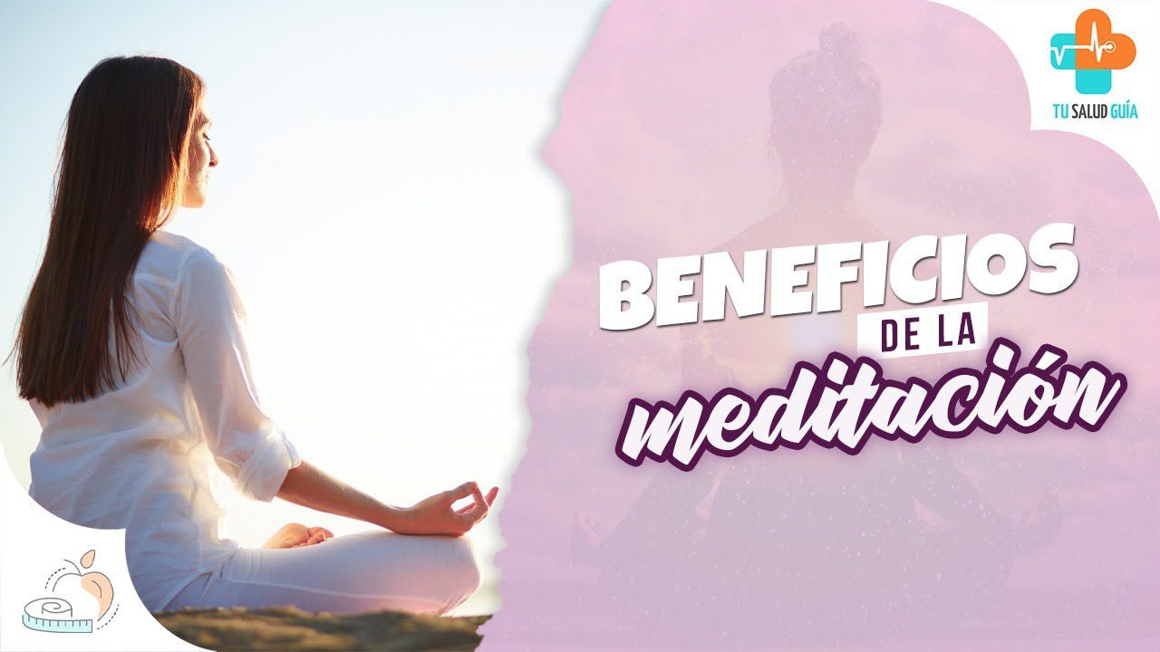 Meditación & Mindfulness Una mujer practicando mindfulness en posición de loto con las palabras 'beneficios de la meditación'.