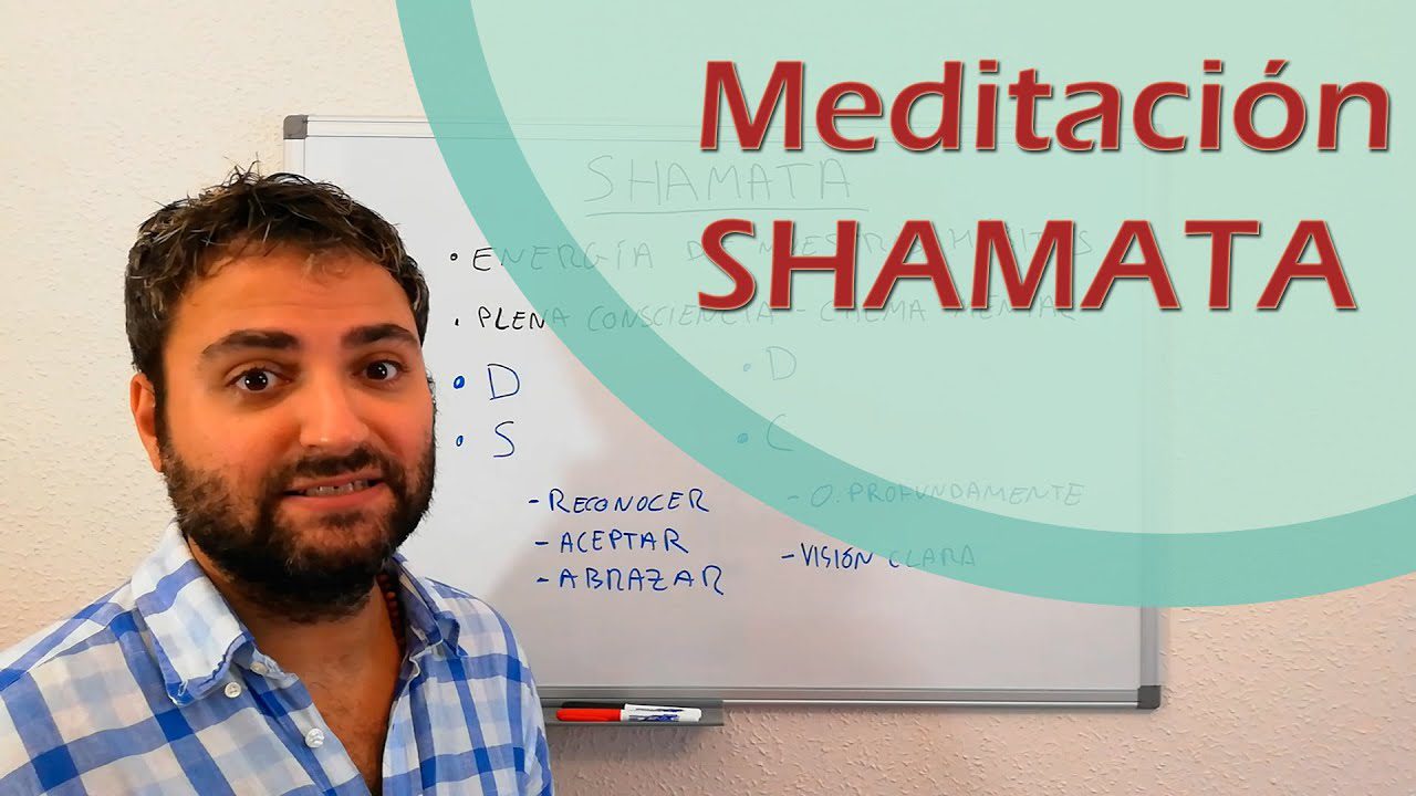 Meditación & Mindfulness Un hombre practicando meditación frente a una pizarra que muestra la palabra "meditación".
