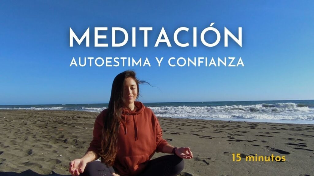 Meditación & Mindfulness Una mujer practicando meditación y atención plena en la playa.