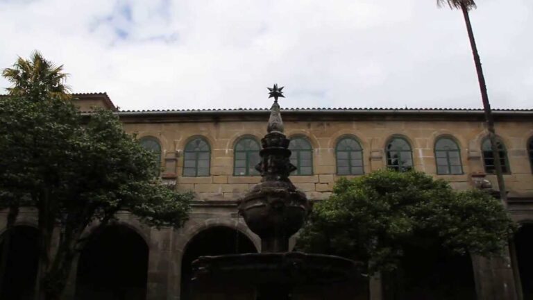 Inspiración en el claustro del monasterio: paz; devoción y arcos de piedra