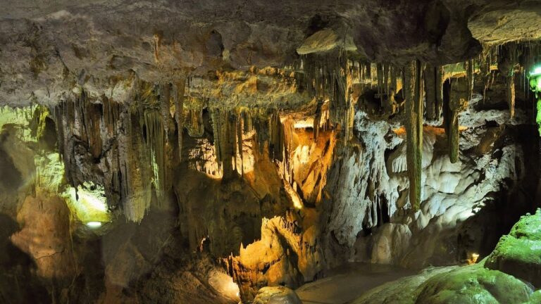 Meditación en cuevas estalactitas: Refugio subterráneo de quietud