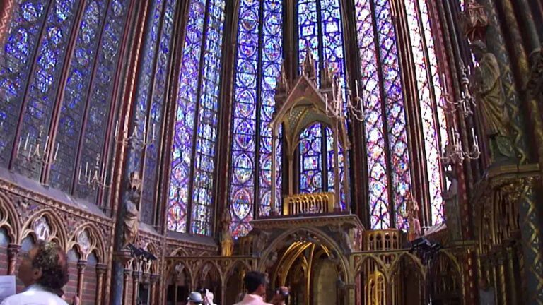 Meditación en la capilla de las vidrieras: reflejos; devoción y armonía cromática