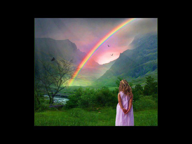 Meditando bajo el arco iris: colores; serenidad y promesas de la naturaleza