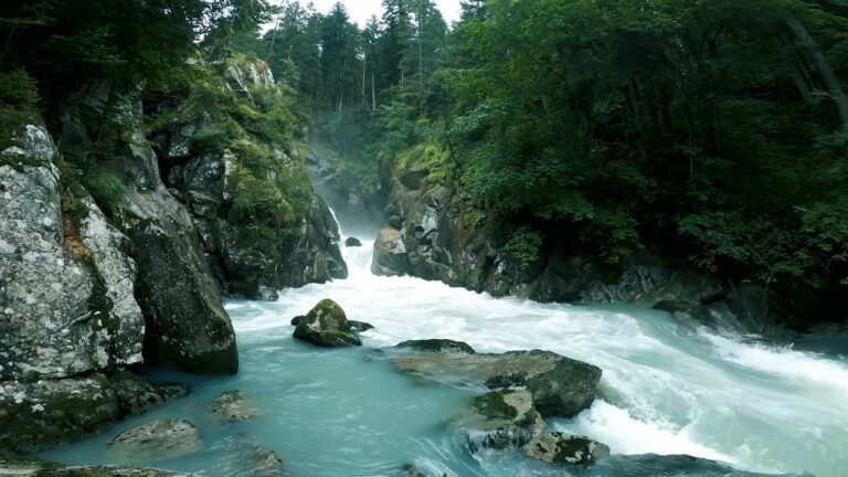 Meditando entre las cascadas escondidas: agua; poder y serenidad en movimiento