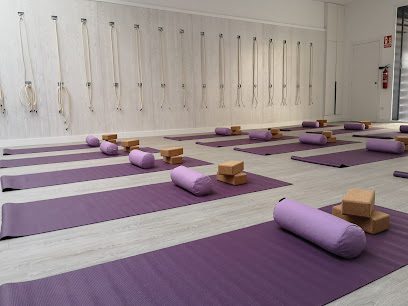 Ajña, Escuela de Yoga: Descubre los beneficios del yoga y encuentra tu equilibrio