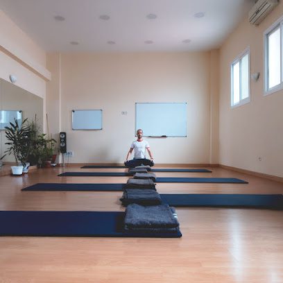 Físico y Mental: Tu Centro de Yoga para Alcanzar el Equilibrio y Bienestar
