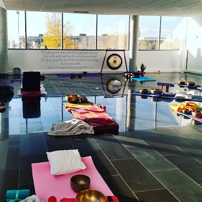 Escuela Nidhan – Pamplona: Encuentra tu equilibrio en nuestro Centro de Yoga