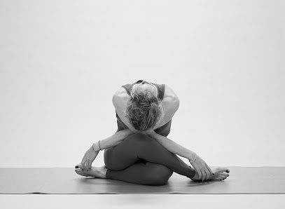 Sentir Yoga: Descubre el Bienestar y Equilibrio en Nuestro Centro de Yoga