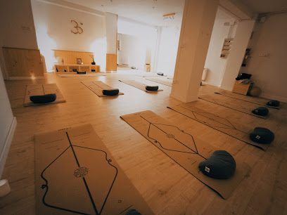ConCalma Yoga: Descubre el equilibrio y bienestar en nuestro centro de yoga