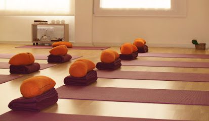 Satya Centre de Yoga: Descubre el equilibrio y bienestar en Barcelona