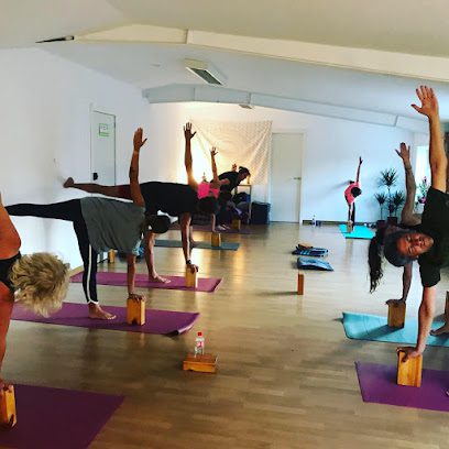 Karana Yoga: Tu destino para encontrar paz y bienestar en nuestro centro de yoga