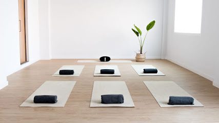 KALMA YOGA – Centro de Yoga en Almería: Descubre el equilibrio y bienestar con nuestras prácticas de yoga