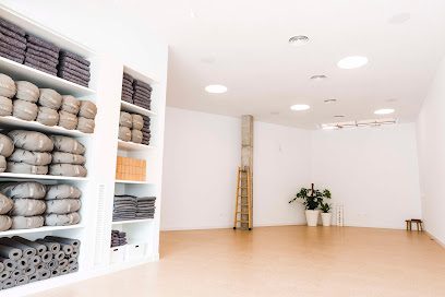 Zona Phi • Yoga Alicante: Tu centro de yoga en Alicante para alcanzar el equilibrio y bienestar