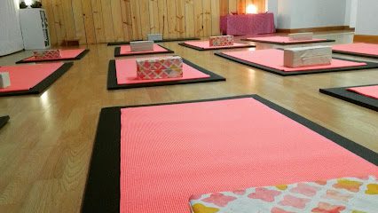 Ananda.má: Centro de Yoga en Segovia | Descubre la Fusión Perfecta de Yoga, Nutrición y Maternidad