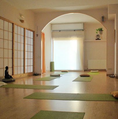 Tierra Crecimiento Personal: Descubre el Centro de Yoga que Transformará tu Vida