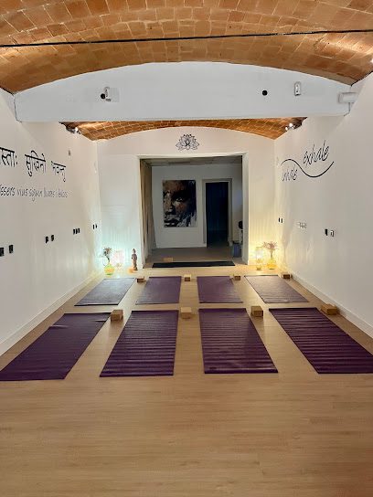 Descubre Chandra Yoga Shala Girona: tu centro de yoga en la ciudad
