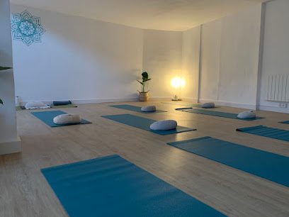 Santosha Yoga: Descubre el equilibrio y bienestar en nuestro centro de yoga
