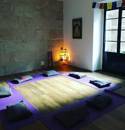 ESPACIOM – Hatha Yoga: Encuentra la paz y armonía en nuestro centro de yoga