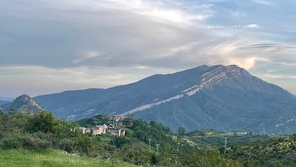 Casa Cuadrau: Centro de Retiro de Yoga en los Pirineos – Descubre el Equilibrio entre Arte, Naturaleza y Bienestar