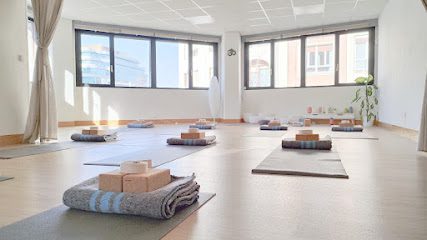 Yoga Nago: Descubre el mejor centro de yoga en (ubicación) para relajarte y encontrar equilibrio