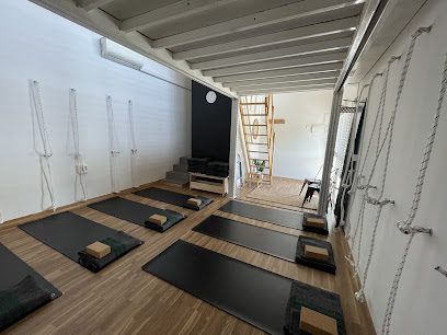Atma Yogui Estudio de Yoga: Centro de Yoga para encontrar equilibrio y bienestar